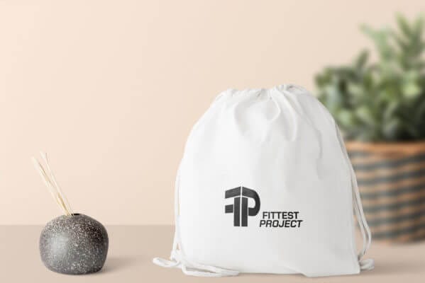 Mockup d’un tote bag avec le logo Fittest Project conçu par Lydia, graphiste et webdesigner.