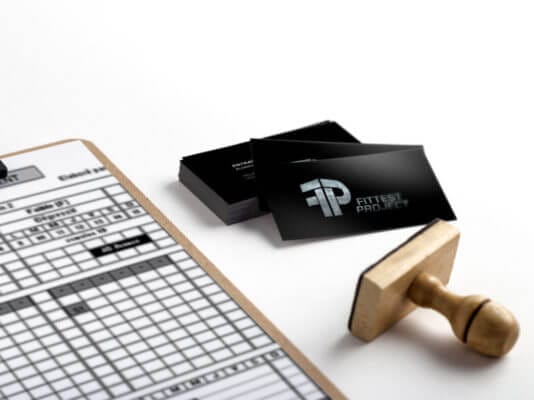 Mockup d’une carte de visite avec le logo Fittest Project conçu par Lydia, graphiste et webdesigner.