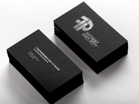 Mockup d’une carte de visite avec le logo Fittest Project conçu par Lydia, graphiste et webdesigner.