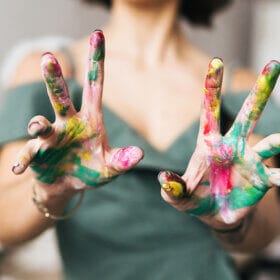 femme-avec-mains-peintes