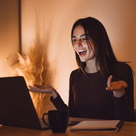 femme-entrepreneure-travail-ordinateur-lancement-site-web