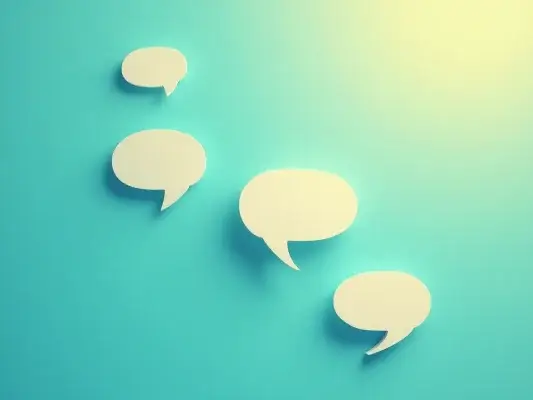 Messages de chat qui disparaissent et informations perdues dans un flux de discussion.